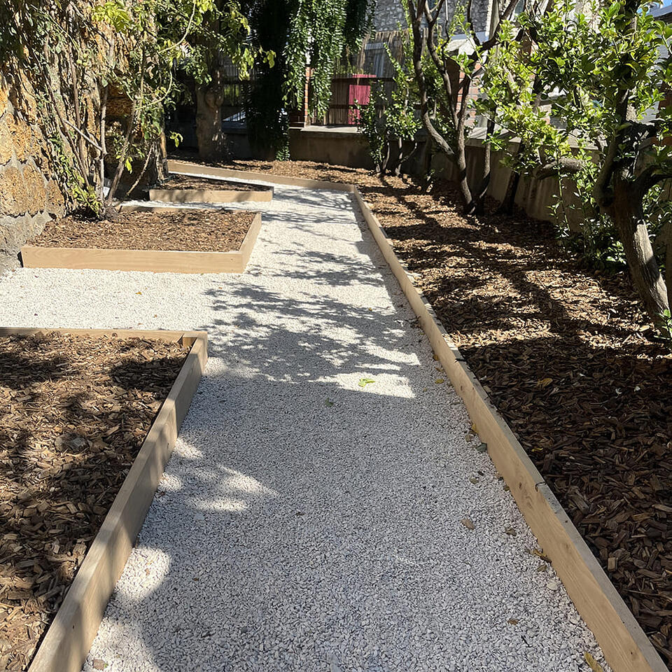 aménagement jardin avec des bordures en bois