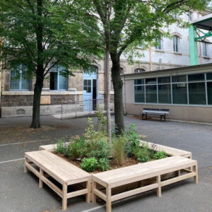 contour en bois avec bancs