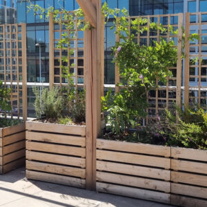 jardinière carrée en bois avec treillis