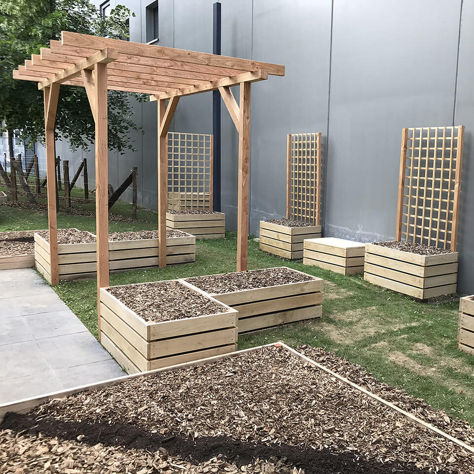 pergola en bois avec jardinières